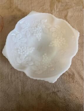 VTG  ANCHOR HOCKING GRAPE DESIGN PEDESTAL MILK GLASS 10" CENTERPIECE DISH